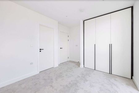 A fantastic two bedroom apartment available in an exceptional London canal side development. - Photo 3