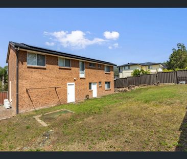 Large 5 bedroom home in a prime location! - Photo 1