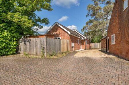 2 Bedroom Bungalow - Main Road, Otterbourne - Photo 2