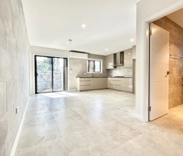 Brand new free-standing home - water bill's included - Photo 5