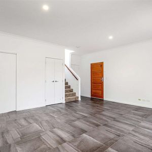 Modern Waterfront Living in the Heart of Hope Island - Photo 2