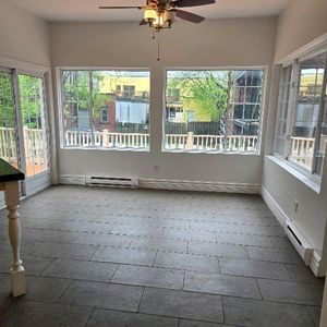 très grand appartement 2 chambres avec terrasse et cours arrière - Photo 2