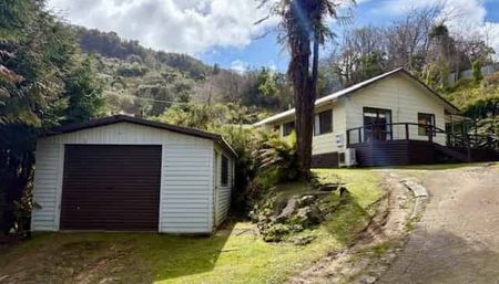 Three Bedroom Family Home - Photo 4