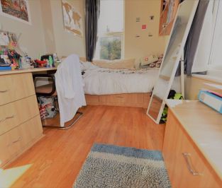 4 bedroom Flat in Flat 10, Leeds - Photo 2