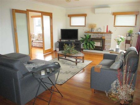 Easy-Care Standalone Home. - Photo 4