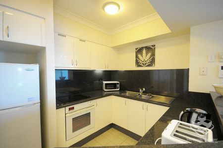 Stunning River View Apartment in Admiralty Precinct - Full Furnished with Carpark - Photo 5