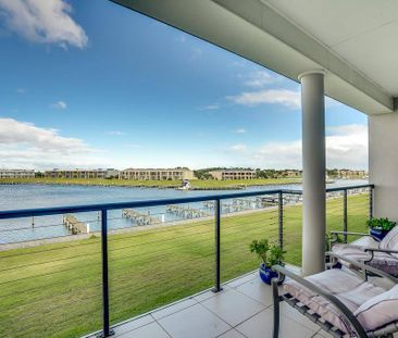 Luxury on the water - Photo 1