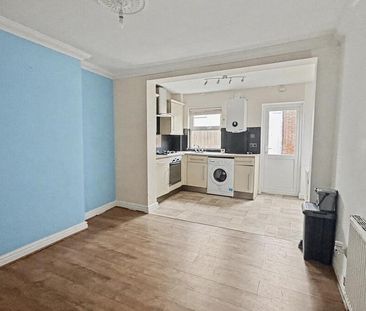 3 bedroom end of terrace house to rent - Photo 2