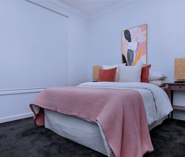 "Stunning townhome" - Photo 4