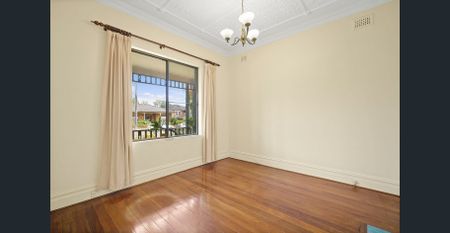 Spacious Family Home Right in the Heart of Burwood! - Photo 2