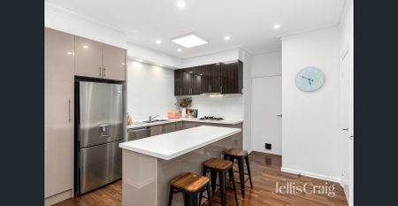 Stylish, Low-Maintenance Townhouse in Prime Briar Hill Location - Photo 4