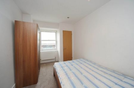 Modern and stylish 3 double bedroom apartment available now - Photo 2