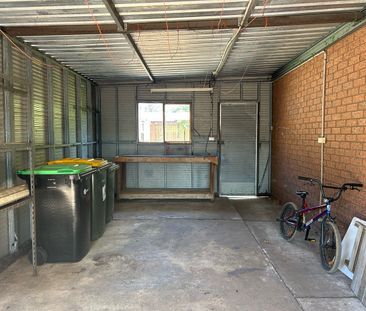 Cozy Family Home in a Hassle Free Location! - Photo 5