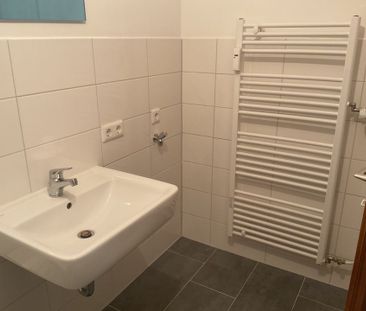 Renovierte, helle 2-Zimmer-Wohnung mit Sonnenbalkon ab sofort frei! - Foto 3