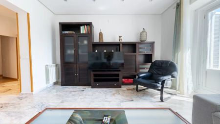 Spacious, bright and airy, next to Tribunal and Gran Vía - Photo 4
