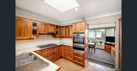 A beautiful family home, easy access to shops, transport, schools, offered as short term lease only. - Photo 5