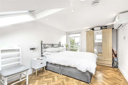 A fantastic three bedroom split level apartment. - Photo 5