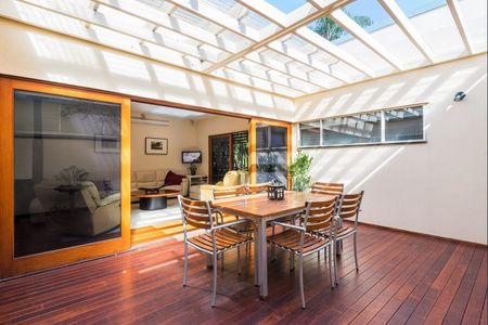 Walking to Indooroopilly state school and shopping centre, 5 bedroom with office - Photo 5