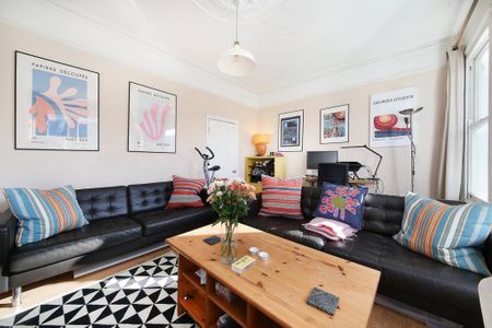 2 bedroom flat to rent - Photo 2