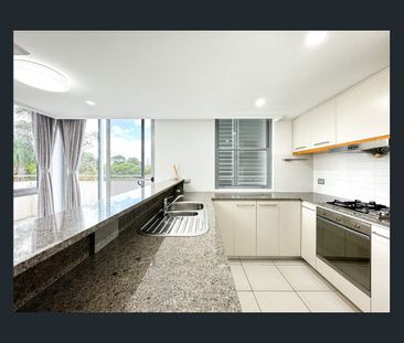 Prime Location and Spacious 3 Bedrooms！ - Photo 3