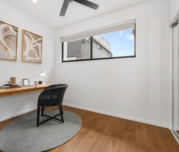 Luxurious Townhouse in Prime Location with Solar!!!! - Photo 3