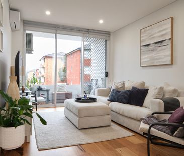 Convenient location and beautifully renovated - Photo 2