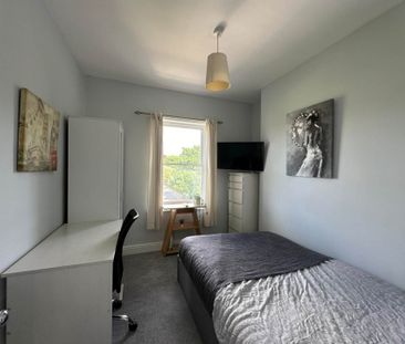 Room 3: Flat 4, 30 Stoke Road, Guildford, GU1 4HR - Photo 2