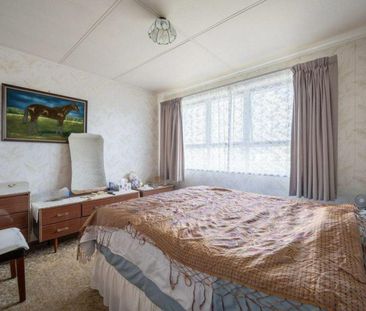 Brick and tile family home - Photo 5