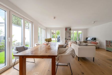 Großzügiges, perfekt gegliedertes Familiendomizil mit sonnigem Garten - Photo 2