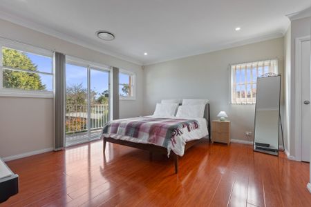 EXPANSIVE FAMILY LIVING WITH ESCARPMENT VIEWS & ENTERTAINER'S APPEAL - Photo 5