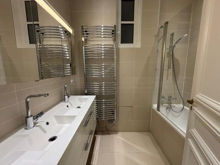 location Appartement T7 DE 189.4m² À PARIS - Photo 5