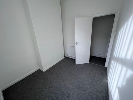 22 Eastfield Lane, Castleford, WF10 4LD - Photo 2