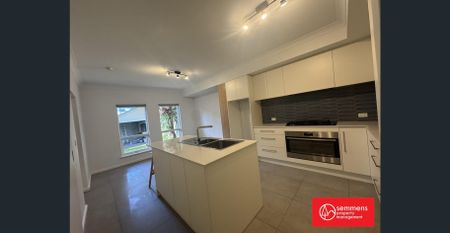 STUNNING 3 BEDROOM TOWNHOUSE - AMAZING LOCATION - Photo 3