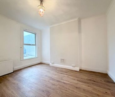 3 bedroom end of terrace house to rent - Photo 4