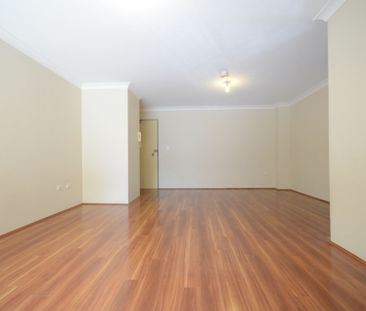 Lovely Layout, Perfectly Positioned!! - Photo 2