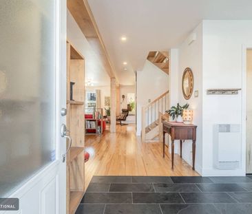 Furnished two-story house for rent in Villeray - abundant natural l... - Photo 3