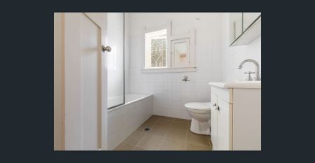 Two bedroom ground level apartment - Photo 5