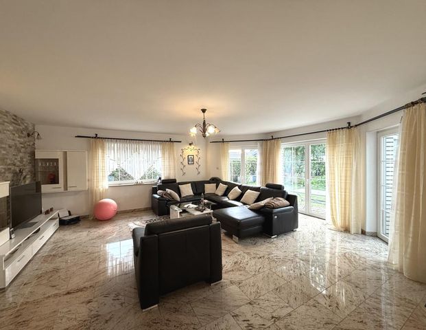 Gepflegte Doppelhaushälfte mit großer Doppelgarage in grüner Umgebung - Photo 1