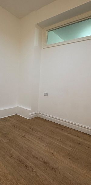 Room in a Shared Flat, Stoke Newington High Street, N16 - Photo 1