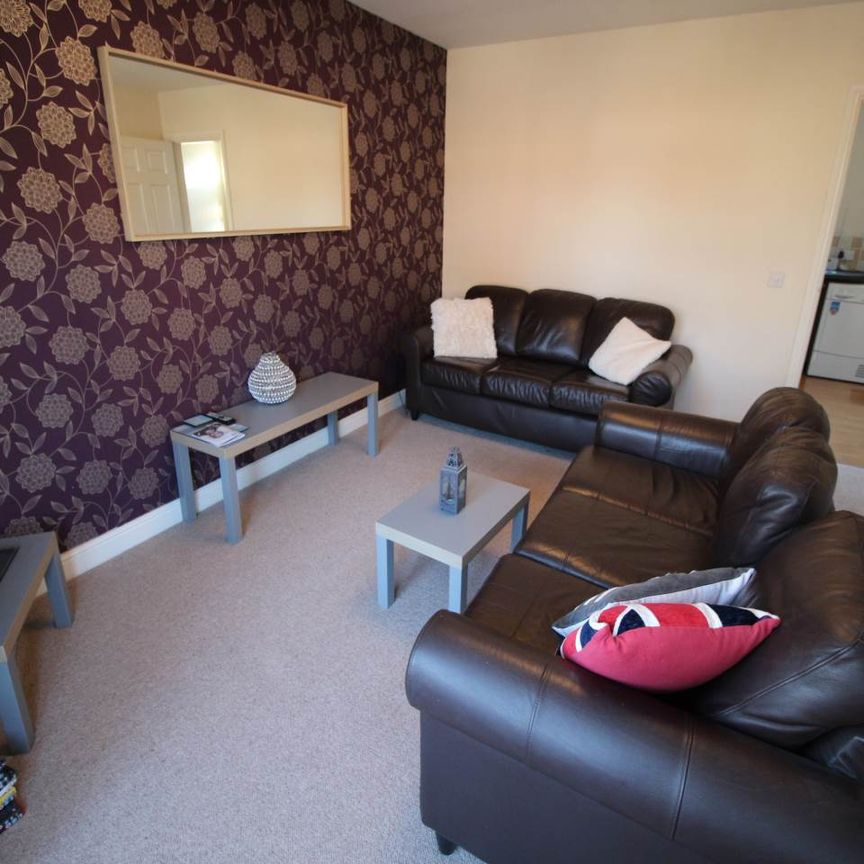 Hough Lane (Room 4), Bramley, Leeds - Photo 1