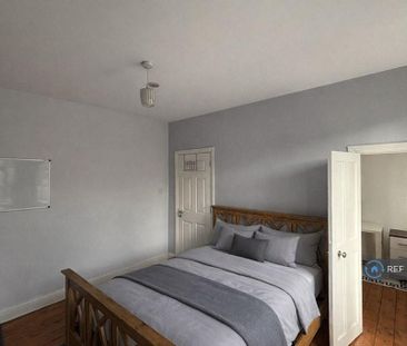 1 bedroom in a house share to rent - Photo 2