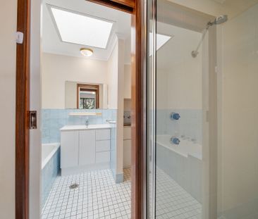 Renovated - Two-bedroom townhouse in great location! - Photo 6