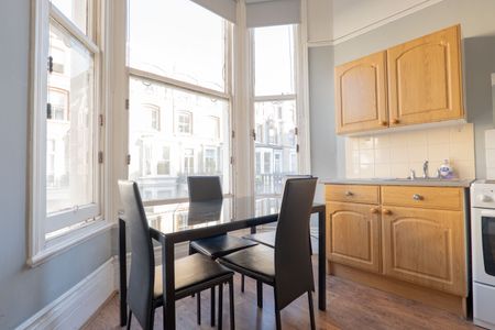 BILLS INCLUDED - Spacious Ensuite Studio in Cheniston Gardens, Kensington, London W8 - Photo 5