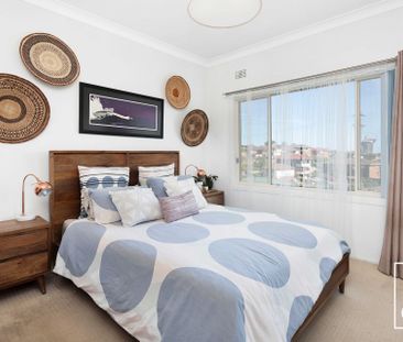 Charming And Well-presented - Photo 2