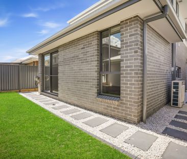 Stunning Brand New 5 Bedroom Family Home in Marsden Park - Photo 2