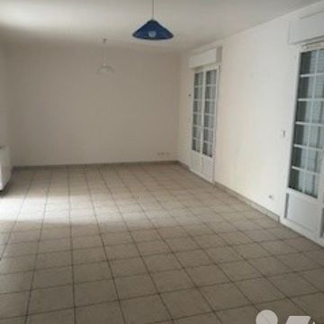 YVETOT PLEIN CENTRE, maison de 90.92m² avec jardin comprenant trois chambres, garage, véranda. - Photo 1