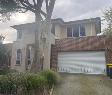 STUNNING TOWNHOUSE WITH ITS OWN STREET FRONTAGE - Photo 2