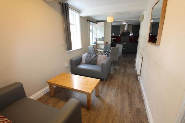 4 bedroom flat to rent - Photo 1