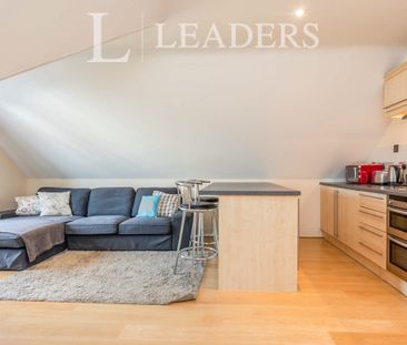 2 bedroom apartment to rent High Street, Redhill, RH1 - Photo 4