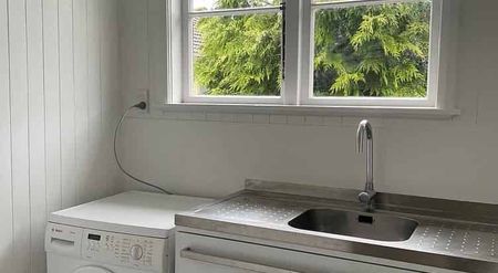 Newly Renovated 3 Bedroom Home - Photo 5